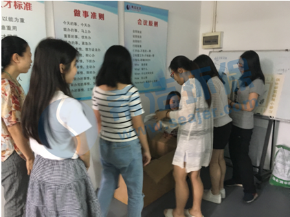 利来老牌国际官网学派发粽子~